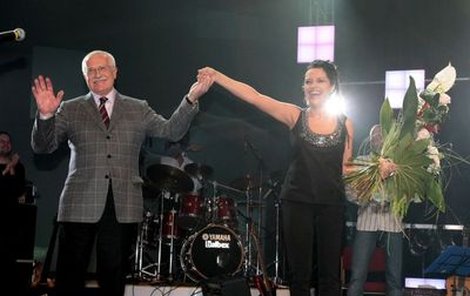 Lucie Bílá s hvězdným návštěvníkem svého koncertu, prezidentem Václavem Klausem. Vydržel až do konce a pak zpěvačku obdaroval na pódiu obrovskou kyticí.