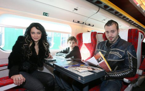 Lucie Bílá s manželem Noidem a synem Filipem jeli běžnou třídou s ostatními cestujícími.