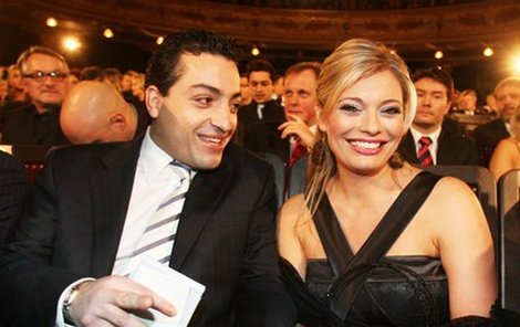 Lucie Borhyová popírá spekulace, že by se s řeckým přítelem Nikem rozešli, naopak prý časem chystají svatbu! 