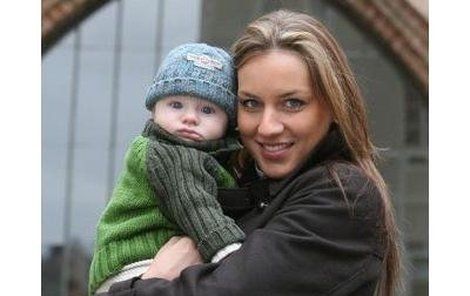 Lucie Králová chodí se svým synem Robertem na procházky.