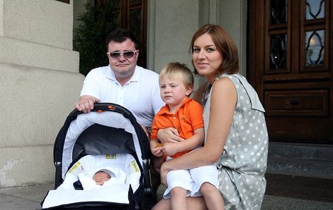 Lucie Králová se synem Robertem, novorozeným Richardem a tatínkem chlapců Zdeňkem.