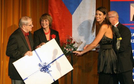  Lucie Smatanová se stala jednou z prvních gratulantek Semaforu, na snímku s Jiřím Suchým a Jitkou Molavcovou (uprostřed).