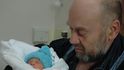 Ludvík Hess s prvním miminkem, které babybox v Česku zachránil.