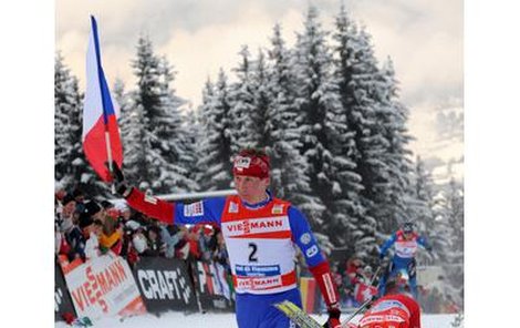 Lukáš Bauer už pobíhá v cíli s českou vlajkou, zatímco soupeři na čele s Norem Northugem (vpravo) teprve padají v cíli vysílením.