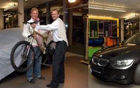 Lukáš Dlouhý a jeho nákladné dárky k 25. narozeninám - speciálně upravené horské kolo a k němu ještě »trojkové« BMW.