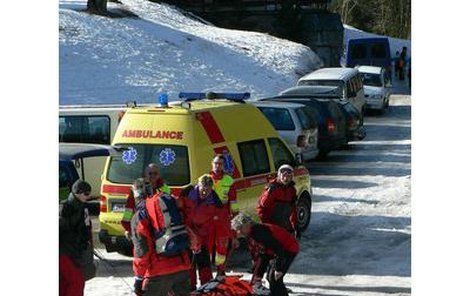 Lyžař na sjezdovce ve Špindlerově Mlýně hazardoval bez helmy. Podle záchranářů ale utrpěl tak závažná poranění, že by mu prý tentokrát život nezachránila.