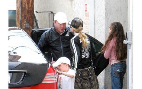 Madonna a Guy na sebe řvou před svými dětmi na rušné los angeleské ulici...