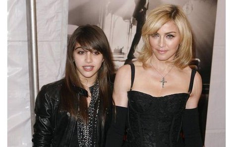 Madonna a Lourdes – zatím doprovází dcera matku, ale za pár let tomu prý bude naopak.
