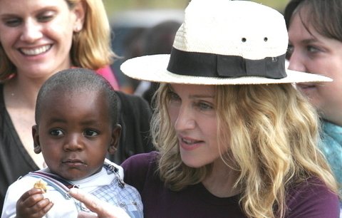 Madonna odvezla syna Davida za biologickým otcem!
