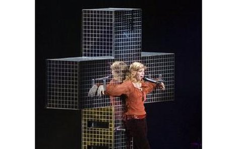 Madonna se během koncertů nechává »ukřižovat« s trnovou korunou na hlavě. Tím vzbudila nenávist u věřících.