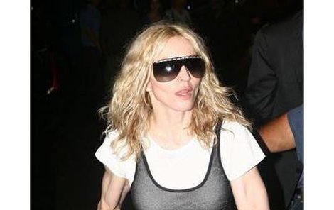 Madonna, zpěvačka a fanatička ﬁtness – všimněte si žil na její pravé ruce!