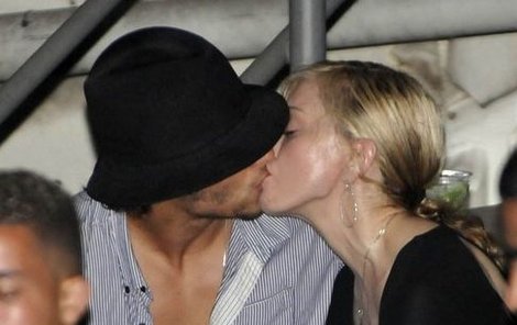 Madonnin vášnivý polibek s Jesusem popírá veškeré zprávy o rozchodu!