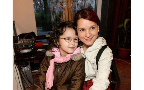 Magdu Malou teď drží při životě její pětiletá dcerka Magdalénka.