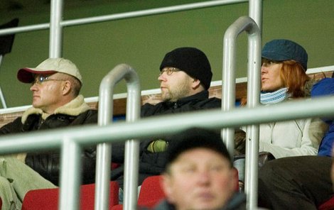 Majitel Slovácka Jan Řezník (vpravo) sleduje krach svého mužstva v zápase s Plzní.