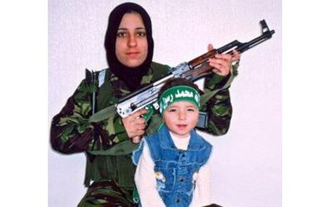 Malá Duha s granátem a její matka Reem s útočnou puškou.