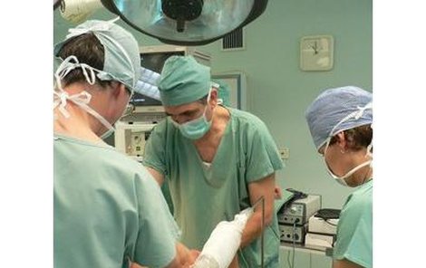 Malé Petrušce byla včera odstraněna vrozená vada ledviny. Poprvé v historii proběhla operace laparoskopicky.