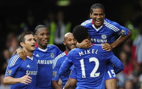 Malouda se spoluhráči oslavuje první gól Chelsea.