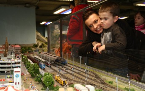 Malý Vašík valil oči na model železnice, který ho doslova uchvátil.