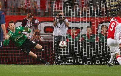 Mám ji! Gólman Vaniak se úspěšně vrhá naproti míči vyslanému z kopačky střelce Huntelaara. Penaltu Ajax neproměnil.