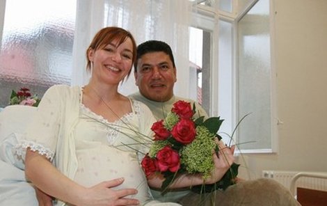 Manžel Marcele do nemocnice donesl kytici, dárek na ni prý čeká doma…