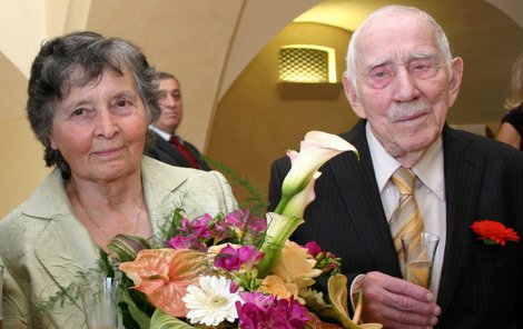 Manželé Stejskalovi oslavili diamantovou svatbu na pražské Staroměstské radnici.