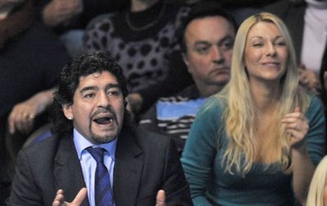 Maradona v doprovodu své mladé přítelkyně Veroniky jásá, Djokovič vyhrál výměnu.