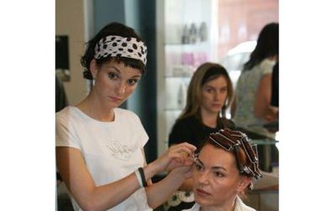 Marcelu Kyselovou si v kadeřnictví v seriálu Ulice vzala do parády i kadeřnice Digi v podání Michaely Maurerové.
