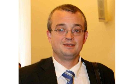 Marek Benda je hlavním iniciátorem změn, které do Česka opět přivádějí cenzuru. Do poslaneckého křesla poprvé usedl v roce 1990...