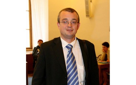 Marek Benda – samozvaný odborník na právo ve Sněmovně – získal právnický titul za velmi, velmi podivných okolností...