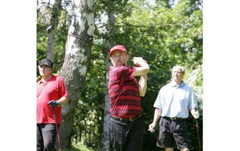 Marek Eben je zkušený golﬁsta, a aby to měl na golf blízko, tak si u Karlových Varů dokonce nechal postavit dům.