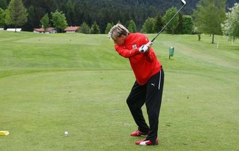 Marek Heinz ví, že v základní sestavě ﬁgurovat nebude. A tak odpaluje nudu golfovou holí.