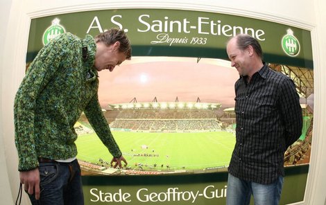 Marek Heinz (vlevo) a Ivan Hašek se co chvíli špičkují. I u obří prosvětlené fotograﬁe v tréninkovém centru St. Etienne. „Trenére, tady jste vy,“ ukazuje prstem Heinz. A Hašek s úsměvem kontruje: „A tady jsi ty, konečně v základu