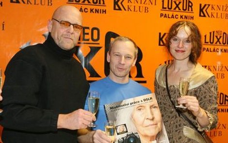 Marek Vašut se nechal slyšet, že po přečtení této knihy bude lepším fotografem než Jan Saudek. Na snímku je i autor Roman Pihan (uprostřed) a Sára Saudková. 