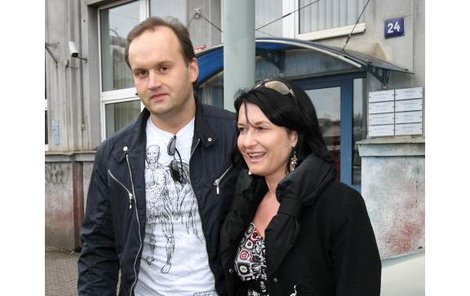 Marek Vít čekal na svou manželku Mirku Čejkovou po propuštění z vězení před televizí Prima, aby ji překvapil. 