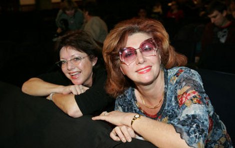 Marie Tomsová (vlevo) v hudební revue Ginger a Fred alternuje  svou bývalou hlasatelskou kolegyni Saskii Burešovou.