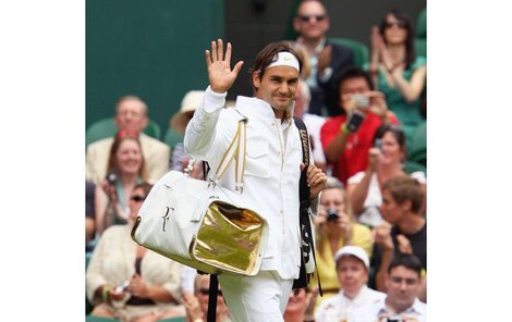 Mariňák Roger - Do války o rekordní 15. grandslamový titul se Roger Federer vybavil bundou v armádním stylu, se stojáčkem a výraznými kapsami. Pod ním však nosí elegantní vestičku a samozřejmě triko s límečkem.