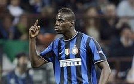 Mario Balotelli a jeho nevhodné provokace vůči divákům.