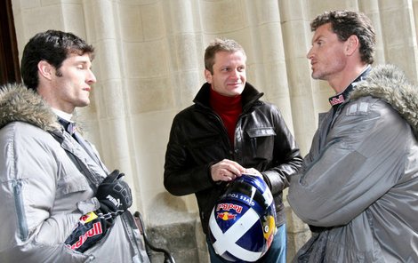 Mark Webber (vlevo), Pavel Turek a David Coulthard (vpravo) se během včerejšího dne na zámku Hluboká rozhodně nenudili. Navíc bylo chladno, a tak oba piloti schovávali závodní kombinézy pod zimními bundami.