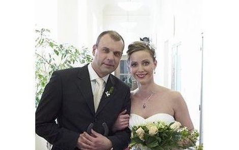 Markéta Plánková (seriálová Magda Tárová) konečně svolí ke sňatku s Petrem Rychlým (seriálový Čestmír Mádl).
