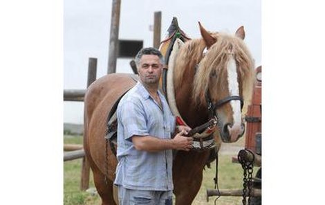 Martin Dejdar coby Antonín Maděra ze seriálu Zdivočelá země to s koňmi umí.