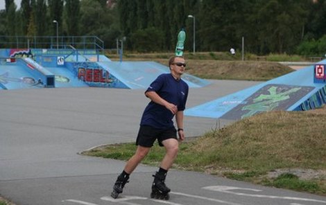 Martin Homan ujel 13 km na bruslích s lahví na hlavě. 