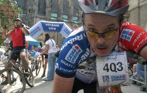 Martin Severa je cyklistický nadšenec a od účasti na maratonu horských kol ho neodradily ani déšť a bahno