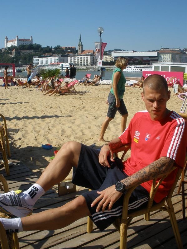 Martin Škrtel si na chvíli pohověl na lehátku na pláži pod palmami.