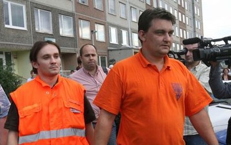 Martin Studený (vlevo) svým činem zaměstnal těžkooděnce, hasiče, zdravotníky i policejní vyjednavače.