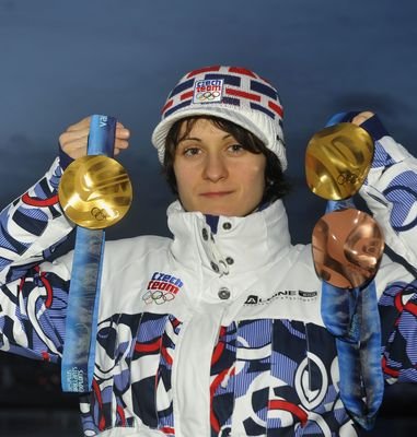 Martina Sáblíková pózuje se dvěma olympijskými zlaty a bronzem. Hlavně díky nim se stala Sportovkyní desetiletí.