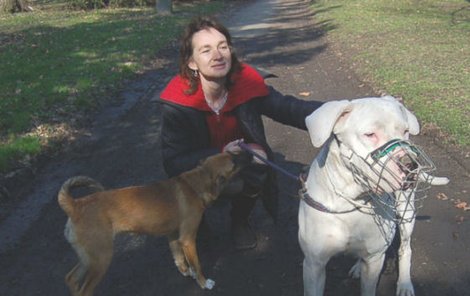Martina Šilingrová s dogou Křupínkem a jeho čtyřnohou kamarádkou Ally.