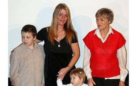 Maruška po 27 letech alias Veronika Týblová-Polívková, se pochlubila svými dvěma potomky. Na křtu se objevila i »čarodějnice« a kamarádka skřítků Luba Skořepová.
