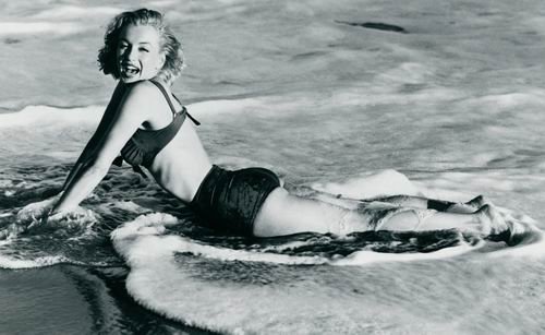 Marilyn Monroe také neodola i když spodek bikin měla stále objemný