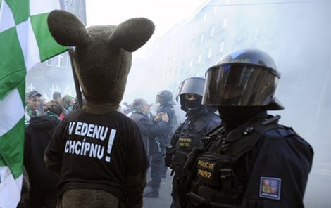 Maskot Lombardos s policisty.