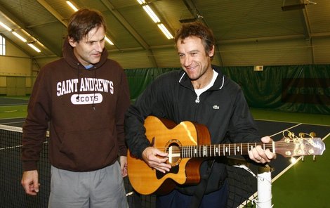 Mats Wilander (vpravo) včera nafasoval kytaru, aby mohl trénovat před svým zítřejším vystoupením na Žofíně. A Karlu Nováčkovi hned zabrnkal.